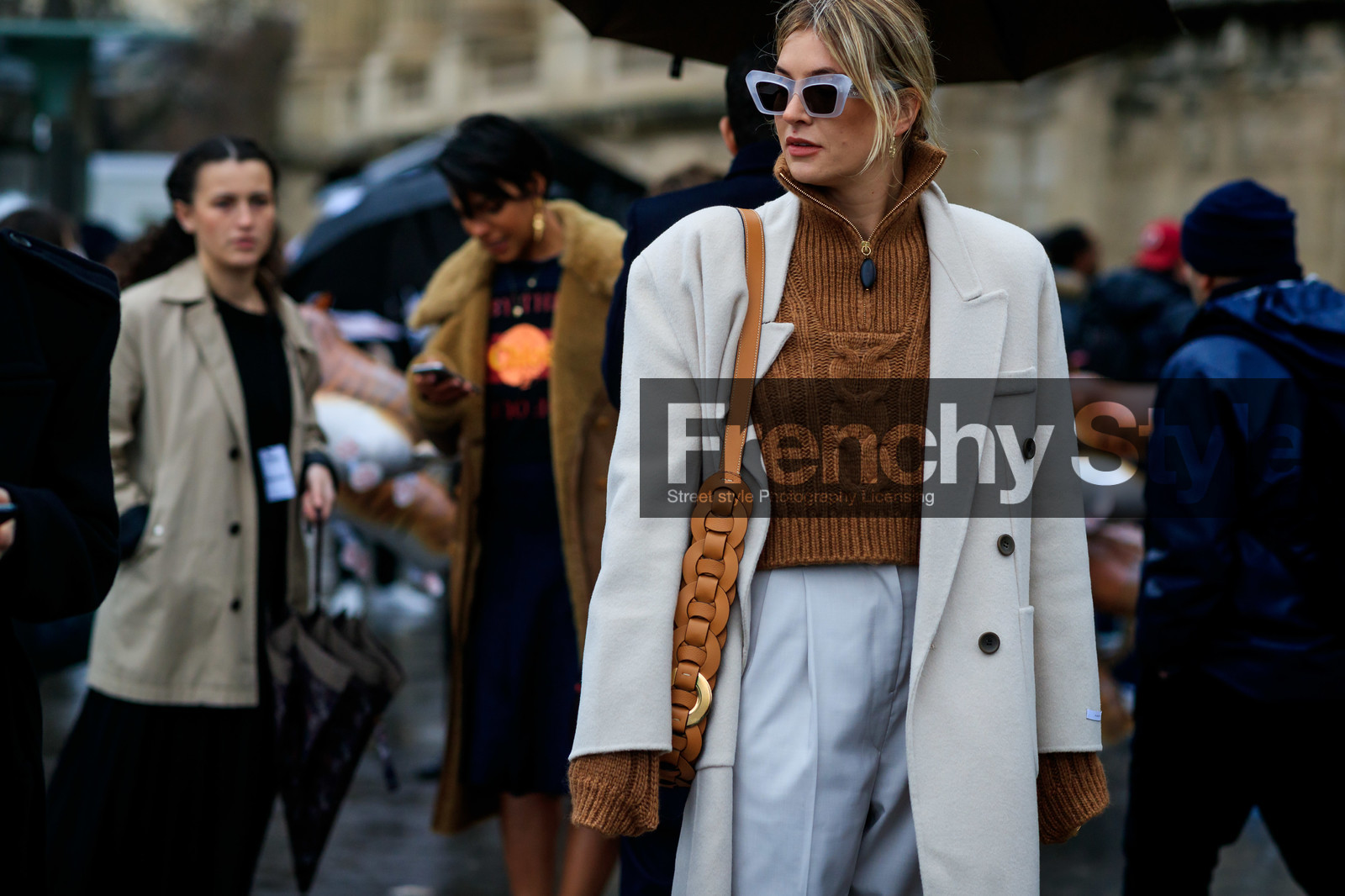 camille charriere, white coat, white sunglasses, camel pullover, camel leather bag, shoulder bag, zipped pullover, turtleneck pullover, loewe sunglasses, sheer sunglasses, bag detail, close up detail, fashion week, frenchystyle, FW, jonathan paciullo, street style, PFW, PARIS, AUTUMN WINTER 2020-2021, FALL WINTER 2020-2021, FW 20-21, horizontal, detail, atmosphere details