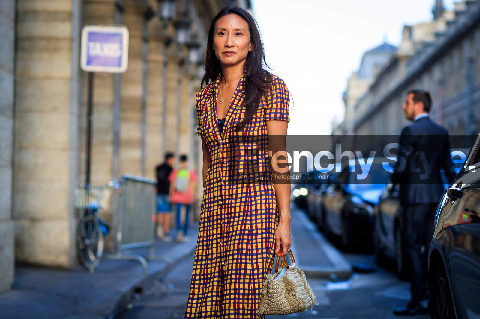 beige bag, camel shoes, checked, graphic bag, graphic dress, high heels, leather bag, leather shoes, plaid, printed bag, printed dress, yellow dress, fashion week, frenchystyle, FW, jonathan paciullo, street style, PFW, PARIS, atmosphere details, horizontal, detail, AUTUMN WINTER 2018-2019, FALL WINTER 2018-2019, FW 18-19, elizabeth von der goltz