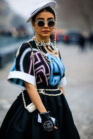 chanel gloves, black gloves, chanel, multicolor tshirt, chanel top, logo top, black sunglasses, rounded glasses, chanel choker, chanel necklaces, pearl head accesorie, white hat, chanel hat, pearl belt, chanel belt, logo belt, black skirt, mini bag, pearl belt bag, fashion week, frenchystyle, FW, jonathan paciullo, street style, PARIS, PFW, SPRING SUMMER 2022, SS 22, atmosphere details, detail, vertical