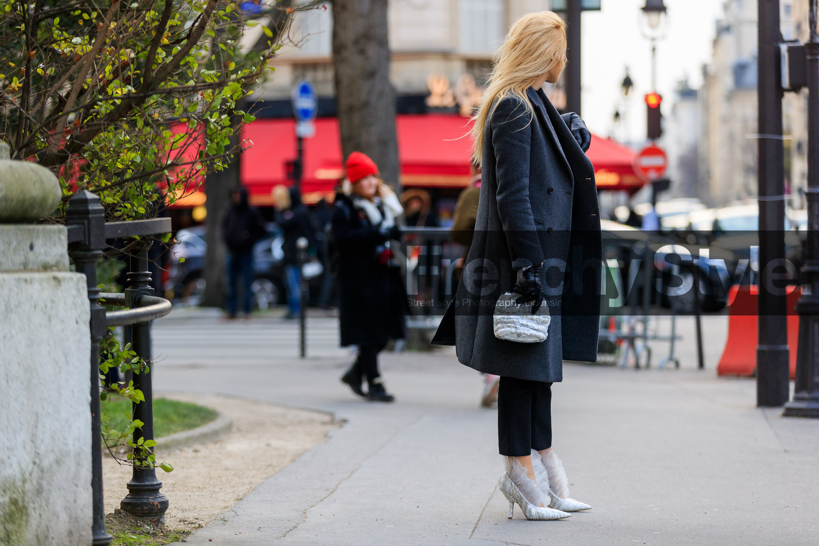 black gloves, black pants, grey coat, high heels, leather bag, leather gloves, leather shoes, trousers, white bag, white shoes, street style, jonathan paciullo, FW, frenchystyle, fashion week, PFW, PARIS, AUTUMN WINTER 2018-2019, FALL WINTER 2018-2019, FW 18-19, horizontal, atmosphere details, full length, adenorah