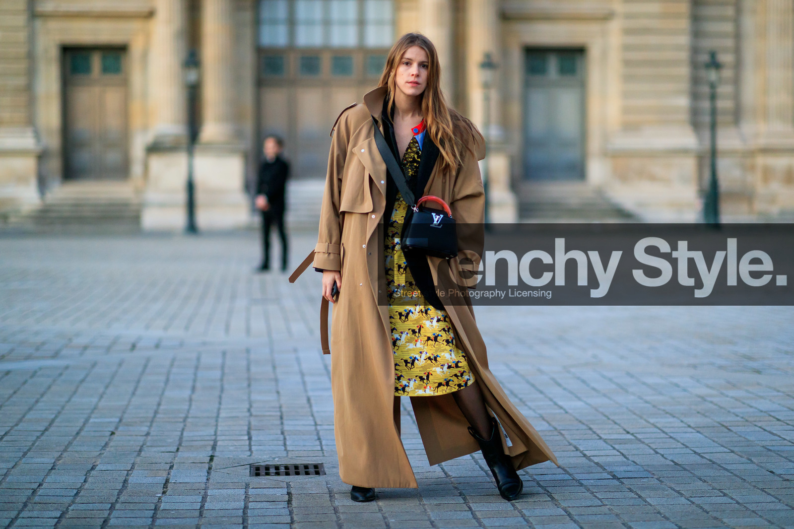monica ainley, louis vuitton dress, louis vuitton bag, camel trenchcoat, oversize trench coat, yellow dress, black dress, animal print dress, white dress, silk dress, black leather bag, black leather boots, low boots, cowboy boots, crossbody bag, lacoste trenchcoat, fashion week, frenchystyle, FW, jonathan paciullo, street style, PFW, PARIS, horizontal, atmosphere details, full length