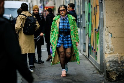 punk look, plais dress, blue shirt, black corset belt, black sunglasses, blue lips, multiple necklaces, chain necklaces, printed coat, fluo green coat, chess print coat, tattoos, pink sneakers, purple handbag, fashion week, frenchystyle, FW, jonathan paciullo, street style, AUTUMN WINTER 2022-2023, FALL WINTER 2022_2023, FW 22-23, PFW, PARIS, horizontal, atmosphere details, full length