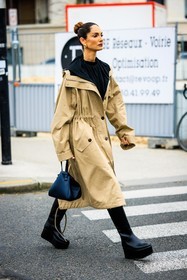 classic trench, beige trench, black shirt, black boots, platform boots, black handbag, leather bad, small bag, street style, jonathan paciullo, FW, frenchystyle, fashion week, AUTUMN WINTER 2022-2023, FALL WINTER 2022_2023, FW 22-23, PFW, PARIS, full length, vertical