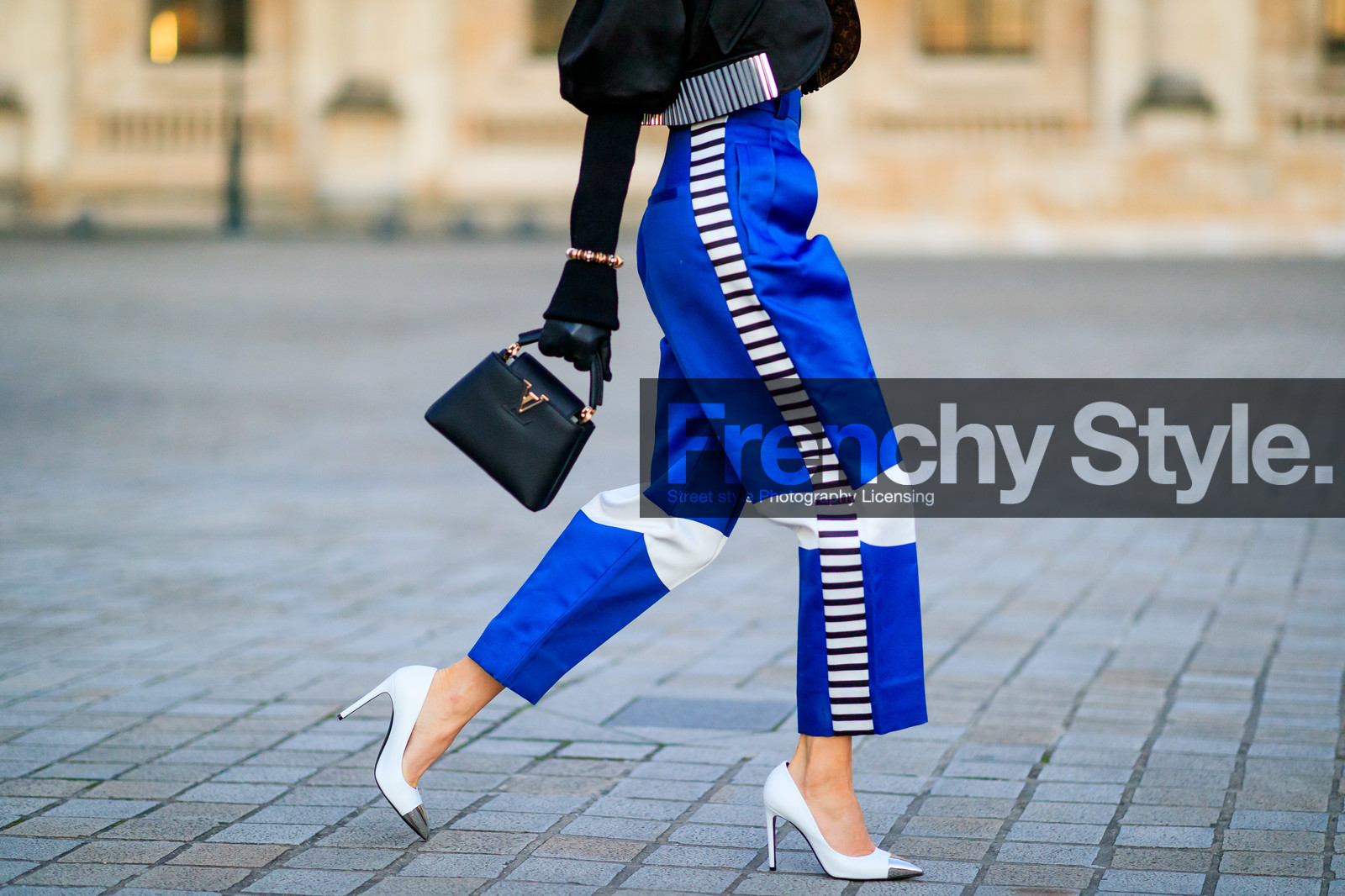 caro daur, blue pants, black leather bag, white leather shoes, high heels shoes, pump, sharp end shoes, silvered shoes, satin pants, carrot pants, high waist pants, white pants, striped pants, cropped pants, black leather gloves, hand bag, wooden bracelet, strassed bracelet, louis vuitton bag, louis vuitton pants, louis vuitton shoes, close up detail, legs detail, fashion week, frenchystyle, FW, jonathan paciullo, street style, PFW, PARIS, horizontal, atmosphere details, detail
