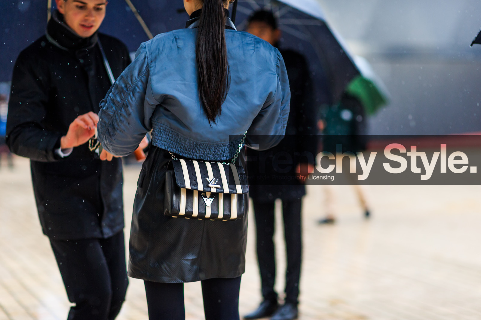 atmosphere details, AUTUMN WINTER 2016-2017, AW 16-17, back detail, black and white bag, black dress, blue jacket, bomber jacket, detail, FALL WINTER 2016-2017, fashion week, frenchystyle, FW, FW 16-17, geometric, graphic bag, horizontal, jonathan paciullo, leather bag, leather dress, PARIS, PFW, street style, striped bag, stripes, umbrella