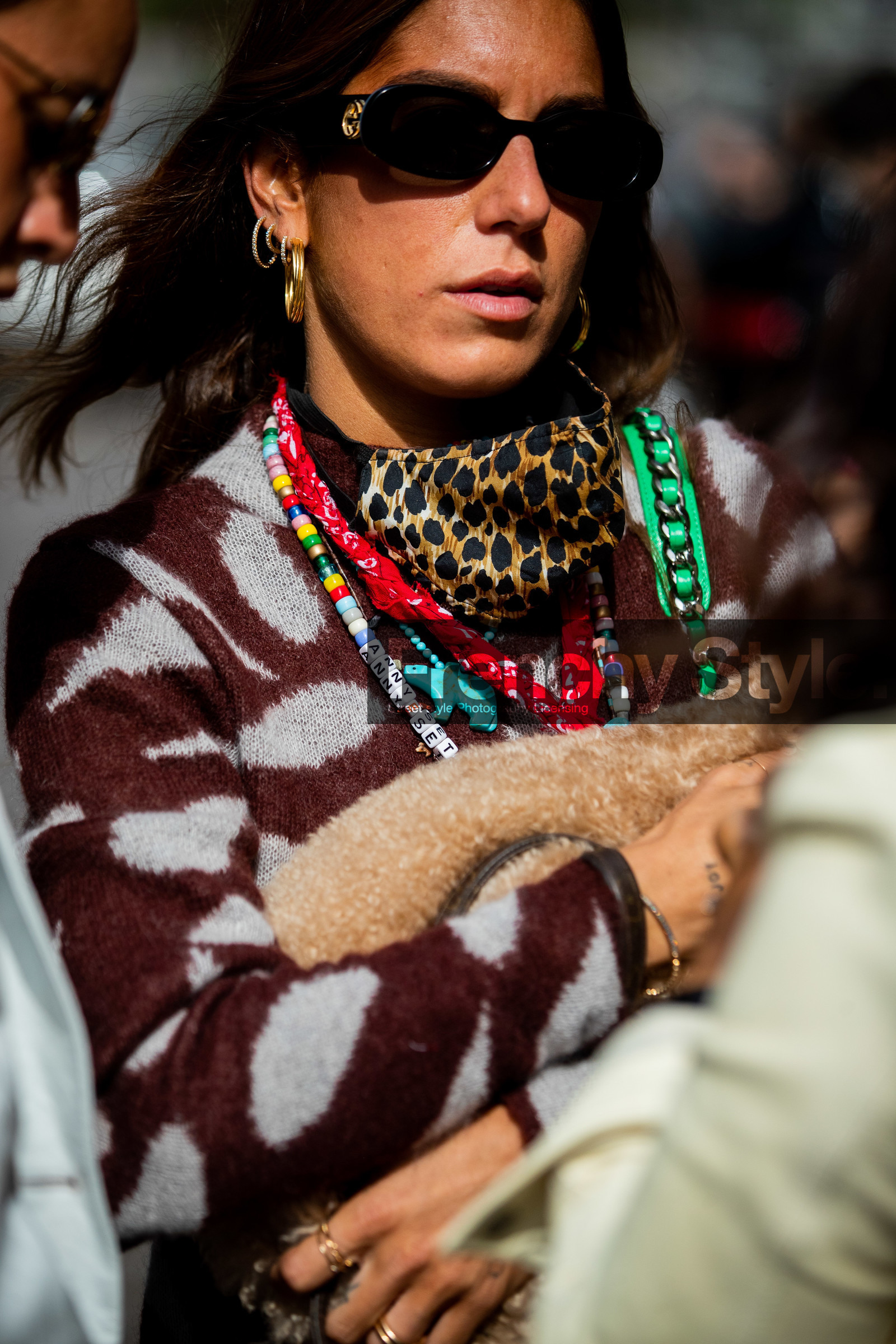 brown pullover, white pullover, striped pullover, bicolor pullover, gucci sunglasses, black sunglasses, red bandana, golden earrings, diamond earrings, hoop earrings, multi earrings, street style, jonathan paciullo, FW, frenchystyle, fashion week, MFW, MILAN, SPRING SUMMER 2021, SS 21, vertical, detail