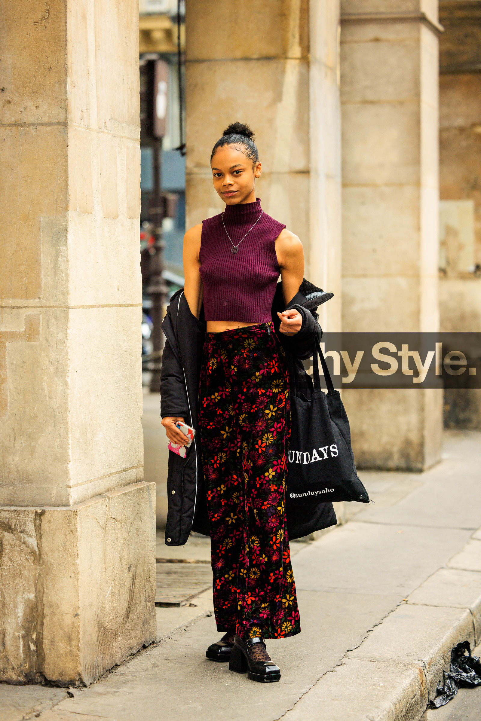 knitted top, burgundy top, turtleneck, tank top, knitwear, silver necklace, charm necklace, flower trousers, printed trousers, black trousers, black totebag, black shoes, nodaleto shoes, black coat, model, street style, jonathan paciullo, FW, frenchystyle, fashion week, AUTUMN WINTER 2022-2023, FALL WINTER 2022_2023, FW 22-23, PFW, PARIS, full length, vertical