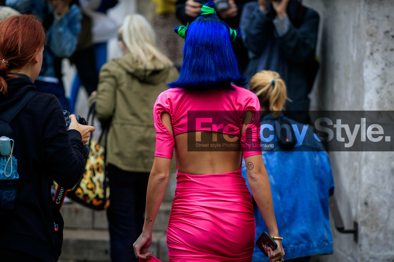 sita abellan, back details, blue hair, pink dress, openwork dress, short sleeves dress, drape dress, tight dress, fashion week, frenchystyle, FW, jonathan paciullo, street style, SPRING SUMMER 2020, SS 20, PFW, PARIS, horizontal, atmosphere details, detail