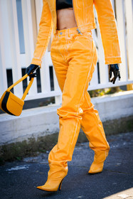 full diesel look, full yellow look, yellow handbag, yellow pattent pants, black gloves, diesel logo bag, close up, details, julia fox, fashion week, frenchystyle, FW, jonathan paciullo, street style, MFW, MILAN, FALL WINTER 2022_2023, AUTUMN WINTER 2022-2023, FW 22-23, vertical, atmosphere details
