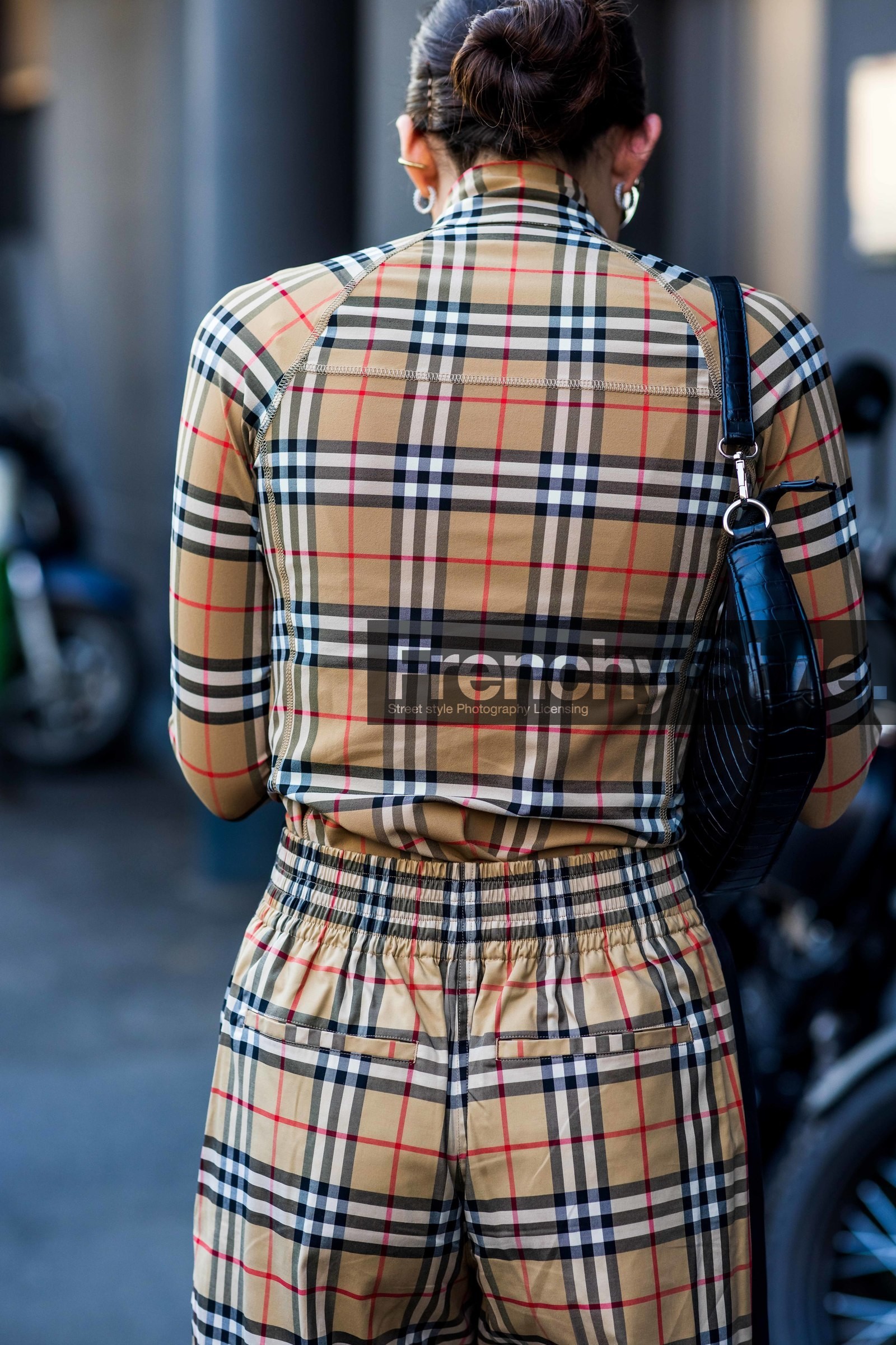 back, back detail, bag, beige, black bag, burberry, check, checked pants, checked top, croc bag, leather bag, print, printed pants, printed top, tartan print, fashion week, frenchystyle, FW, jonathan paciullo, street style, MFW, MILAN, SPRING SUMMER 2022, SS 22, vertical, atmosphere details, detail