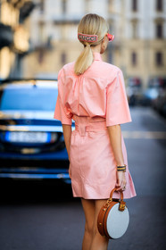 leonie hanne, light pink shirt, gucci hair clip, back details, close up detail, hair clip, hair details, light pink leather skirt, pink leather skirt, leather skirt, high waist skirt, belted skirt, mini skirt, ferragamo bag, round shape bag, camel leather bag, hand bag, white bag, short sleeves shirt, fashion week, frenchystyle, FW, jonathan paciullo, street style, MFW, MILAN, AUTUMN WINTER 2020-2021, FALL WINTER 2020-2021, FW 20-21, vertical, atmosphere details, detail
