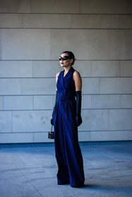 black sunglasses, sleeveless vest, blue vest, blue pants, blue suit, black gloves, highwaist pants, oversized pants, black handbag, karina nigay, fashion week, frenchystyle, FW, jonathan paciullo, street style, vertical, full length