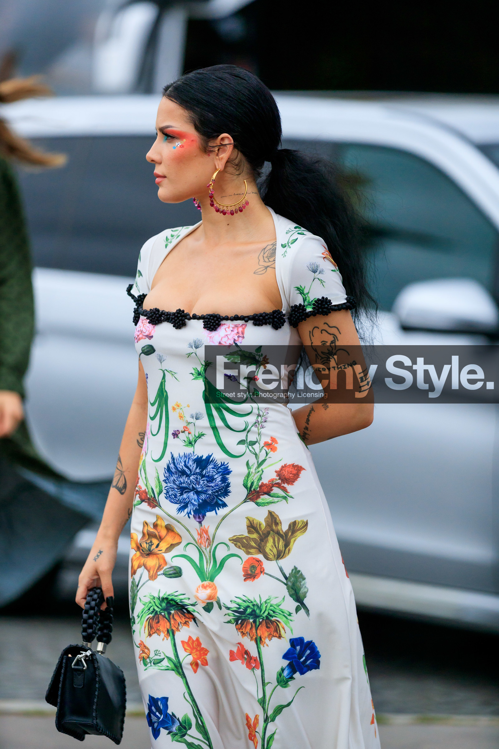 white dress, short sleeves dress, low necked dress, floral printed dress, long dress, embroidered dress, make up, make up details, eyeshadows, red eyeshadow, floral make up, hoop earrings, dangling earrings, stone earrings, red earring, fashion week, frenchystyle, FW, jonathan paciullo, street style, SPRING SUMMER 2020, SS 20, PFW, PARIS, vertical, atmosphere details, detail