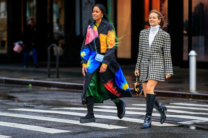 green hair, black trench coat, floral printed trench coat, yellow trench coat, blue trench coat, pink trench coat, multicolor trench coat, light blue leather bag, prada bag, crossbody bag, plaited hair, black suede boots, high boots, flat boots, black jacket, white jacket, white pullover, turtleneck pullover, houndstooth printed jacket, houndstooth printed skirt, black leather boots, animal skin boots, kitten heels boots, fur bag, animal printed bag, striped bag, fashion week, frenchystyle, FW, jonathan paciullo, street style, AUTUMN WINTER 2020-2021, FALL WINTER 2020-2021, FW 20-21, horizontal, atmosphere details, full length, NYFW, NEW YORK