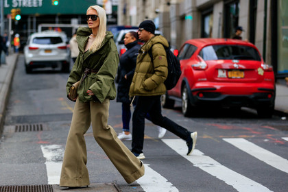 kate davidson hudson, kaki parka, kaki pants, belted parka, brown leather belt, flare pants, loose pants, loose dress, black sunglasses, big sunglasses, fashion week, frenchystyle, FW, jonathan paciullo, street style, NYFW, NEW YORK, AUTUMN WINTER 2020-2021, FALL WINTER 2020-2021, FW 20-21, horizontal, atmosphere details, full length