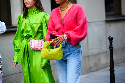 alice violier, pink cardigan, light blue jeans, yellow leather bag, bottega veneta bag, plaited bag, hand bag, green dress, neon green dress, silk dress, satin dress, high collar dress, long dress, long sleeves dress, paco rabanne bag, plastic bag, flower bag, light pink bag, crossbody bag, silvered chain strap bag, PARIS, PFW, fashion week, frenchystyle, FW, jonathan paciullo, street style, SPRING SUMMER 2021, SS 21, horizontal, atmosphere details, detail