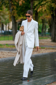 julie pelipas, white jacket, white pants, white suits, white top, white total look, light beige leather trenchcoat, black leather loafers, beige leather clutch, PARIS, PFW, SPRING SUMMER 2020, SS 20, fashion week, frenchystyle, FW, jonathan paciullo, street style, vertical, full length