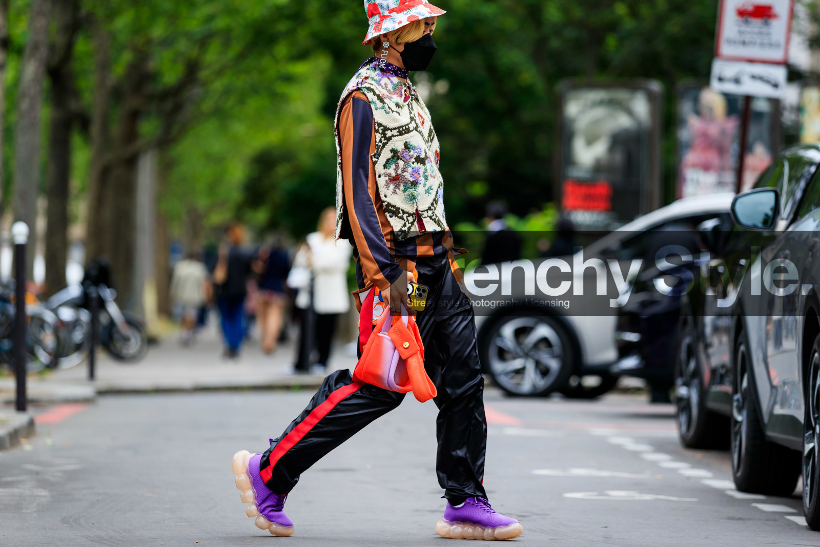 mix and match look, floral printed hat, red hat, multicolor look, jacquard pullover, floral printed pullover, sleeveless pullover, white pullover, kaki pullover, purple sneakers, big sole sneakers, strassed earrings, letters earrings, dangling earrings, striped t-shirt, orange t-shirt, black t-shirt, long sleeves t-shirt, hand bag, tie and dye bag, red bag, pink bag, fashion week, frenchystyle, FW, jonathan paciullo, street style, PFW, PARIS, SPRING SUMMER 2022, SS 22, horizontal, atmosphere details, detail