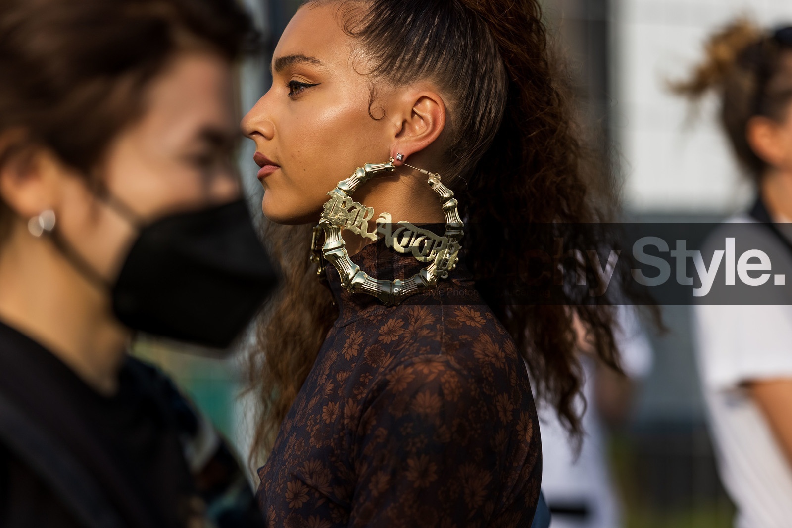 detail, brown top, brown turtleneck, earrings, floral print, flower, flower print, gold earrings, hair style, oversized earrings, print, printed turtleneck, statement earrings, tail, turtleneck, close up, fashion week, frenchystyle, FW, jonathan paciullo, street style, CPHFW, COPENHAGEN, SS 22, SPRING SUMMER 2022, atmosphere details, horizontal