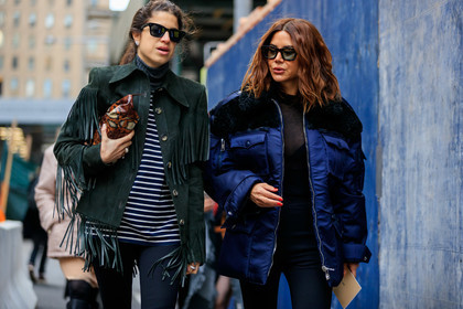 Christine Centenera, leandra medine, dark green jacket, suede jacket, fringe jacket, striped t-shirt, sailor t-shirt, navy blue top, navy blue t-shirt, white t-shirt, navy blue coat, down jacket, satin coat, fur coat, scale sunglasses, black sunglasses, zipped coat, brown leather clutch, animal skin clutch, fashion week, frenchystyle, FW, jonathan paciullo, street style, NYFW, NEW YORK, AUTUMN WINTER 2020-2021, FALL WINTER 2020-2021, FW 20-21, horizontal, atmosphere details, detail