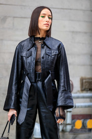 alexandra guerain, black leather jacket, black leather pants, black top, cropped jacket, high waist pants, carrot pants, belted pants, nike top, sheer top, green eyeliner, eye make up, make up, make up details, longchamps jacket, longchamps look, longchamps pants, fashion week, frenchystyle, FW, jonathan paciullo, street style, AUTUMN WINTER 2020-2021, FALL WINTER 2020-2021, FW 20-21, vertical, atmosphere details, detail, NYFW, NEW YORK