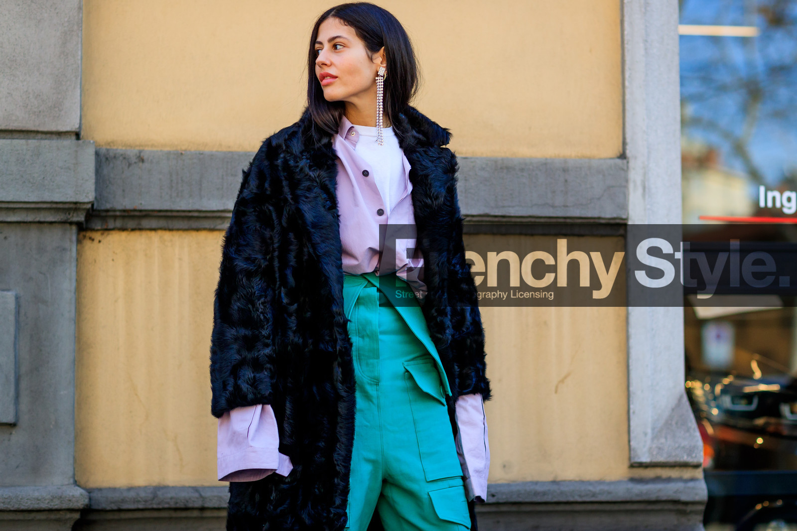 atmosphere details, AUTUMN WINTER 2017-2018, AW 17-18, black coat, black fur coat, detail, earrings, FALL WINTER 2017-2018, fashion week, frenchystyle, Fur coat, FW, FW 17-18, gilda ambrosio, green pants, high waist, horizontal, jonathan paciullo, MFW, MILAN, pink shirt, street style, trousers