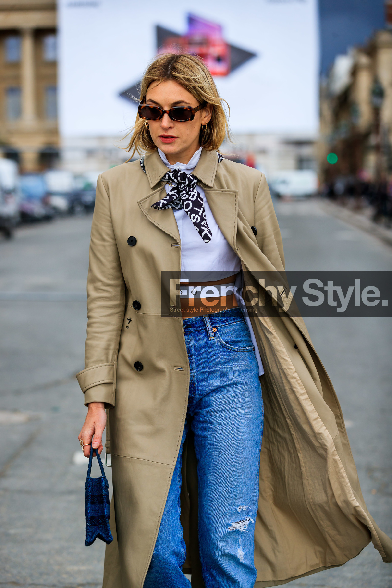 camille charriere, beige leather trench coat, white shirt, white top, cropped shirt, cropped top, black scarf, letter printed scarf, scale sunglasses, square shape glasses, blue jeans, used jeans, denim, denim bag, hand bag, mini bag, dior bag, fashion week, frenchystyle, FW, jonathan paciullo, street style, PFW, PARIS, AUTUMN WINTER 2020-2021, FALL WINTER 2020-2021, FW 20-21, vertical, atmosphere details, detail