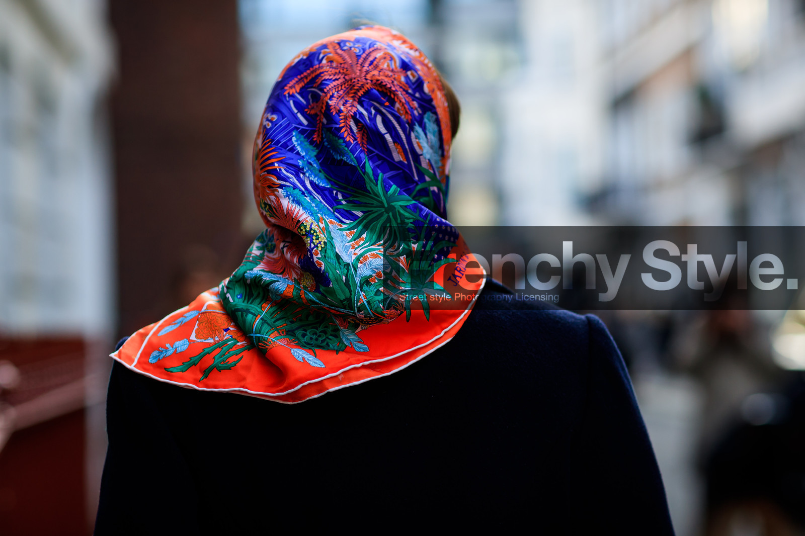 black coat, headscarf, printed scarf, red scarf, fashion week, frenchystyle, FW, jonathan paciullo, street style, LFW, LONDON, AUTUMN WINTER 2018-2019, AW 18-19, FALL WINTER 2018-2019, FW 18-19, horizontal, atmosphere details, detail