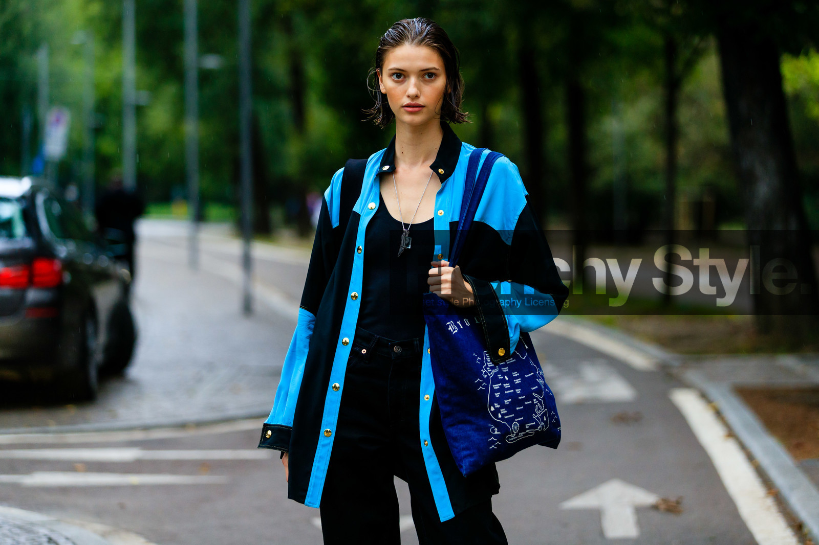 wetted hair, suede jacket, suede shirt, light blue jacket, light blue shirt, black shirt, black jacket, black jeans, black top, bicolor jacket, bicolor shirt, silvered necklace, long necklace, lucky charm necklace, street style, jonathan paciullo, FW, frenchystyle, fashion week, MFW, MILAN, SPRING SUMMER 2021, SS 21, horizontal, atmosphere details, detail, model