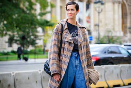 louise de chevigny, make up, make up details, camel coat, beige coat, checked coat, black leather bag, shoulder bag, plaited bag, bottega veneta bag, blue jeans, baggy pants, slouchy jeans, denim, cropped jeans, dark grey t-shirt, printed t-shirt, face printed t-shirt, hair details, black eyeliner, black eyeshadows, PARIS, PFW, fashion week, frenchystyle, FW, jonathan paciullo, street style, SPRING SUMMER 2021, SS 21, horizontal, atmosphere details, detail, model