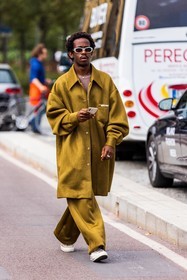 coat, converse, fluid coat, fluid pants, long coat, menswear, ochre coat, ochre pants, pants, smartphone, sunglasses, white converse, white sunglasses, fashion week, frenchystyle, FW, jonathan paciullo, street style, SPRING SUMMER 2022, SS 22, MFW, MILAN, vertical, full length