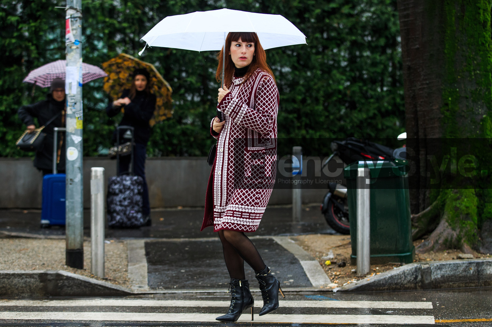 atmosphere details, AUTUMN WINTER 2016-2017, AW 16-17, black boots, FALL WINTER 2016-2017, fashion week, frenchystyle, full length, FW, FW 16-17, graphic jacket, high heels, horizontal, jonathan paciullo, lace up shoes, leather boots, LFW, LONDON, MENSWEAR, printed jacket, red jacket, sara moschini, street style, tights, umbrella