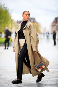 sophia roe, louis vuitton bag, beige trench coat, jodhpur pantalon, black pants, black pullover, turtleneck pullover, beige pants, bicolor pants, camel leather bag, white leather bag, black leather bag, black leather loafers, monogrammed loafers, hand bag, louis vuitton shoes, PARIS, PFW, fashion week, frenchystyle, FW, jonathan paciullo, street style, SPRING SUMMER 2021, SS 21, vertical, full length