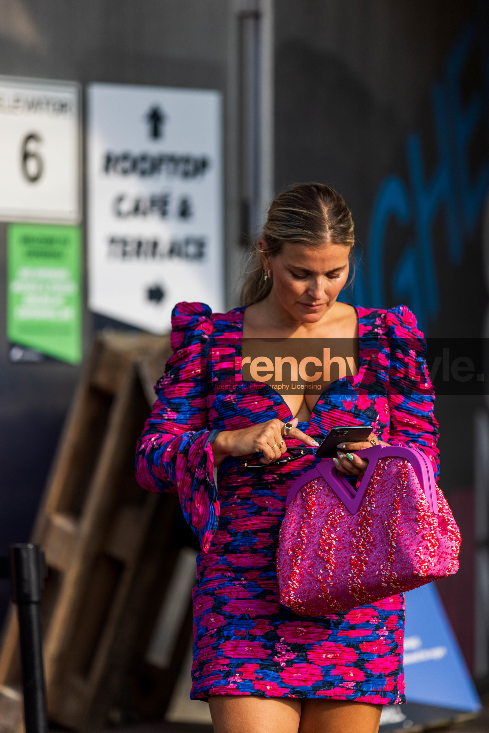 ankle bracelet, bag, bottega veneta bag, bottega veneta pouch, color, dress, floral dress, flower, flower print, fushia dress, mini dress, multicolor, pink bag, pink pouch, print, printed bag, printed dress, printed pouch, short dress, smartphone, Janka Polliani, fashion week, frenchystyle, FW, jonathan paciullo, street style, CPHFW, COPENHAGEN, SS 22, SPRING SUMMER 2022, vertical, atmosphere details