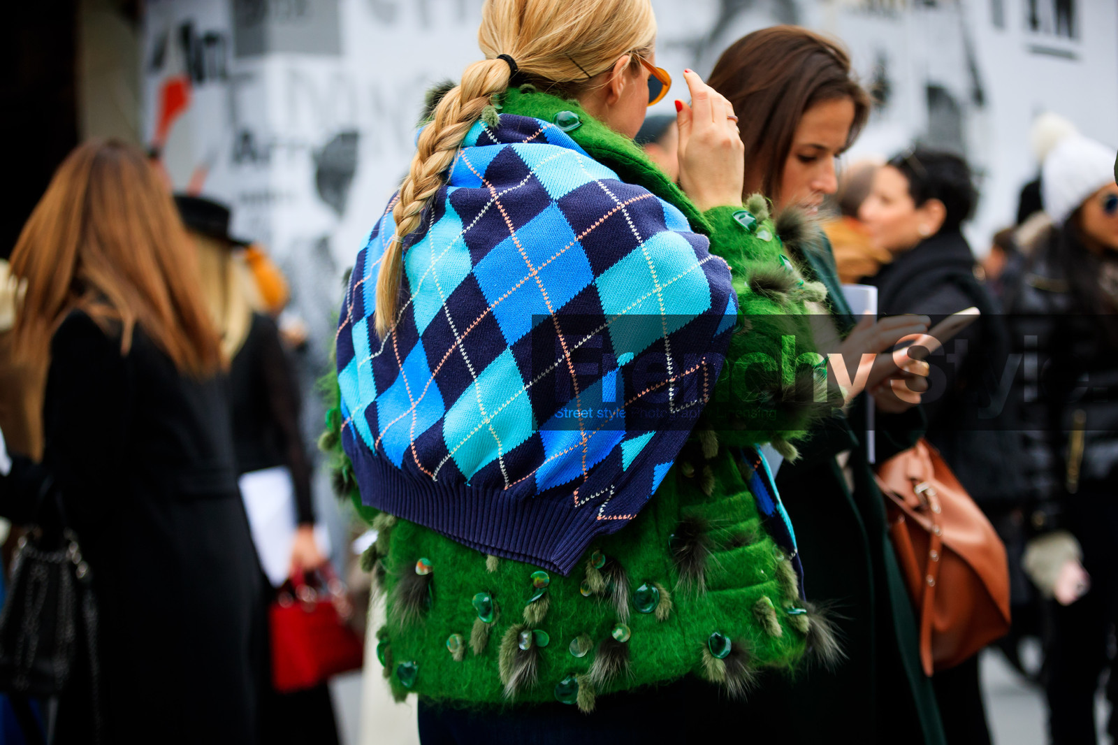 blue sweater, braids, checked, embroidered jacket, graphic jacket, green fur, green jacket, over the shoulder, plaid, printed jacket, tartan, street style, jonathan paciullo, FW, frenchystyle, fashion week, PFW, PARIS, AUTUMN WINTER 2018-2019, FALL WINTER 2018-2019, FW 18-19, horizontal, atmosphere details, chloe king