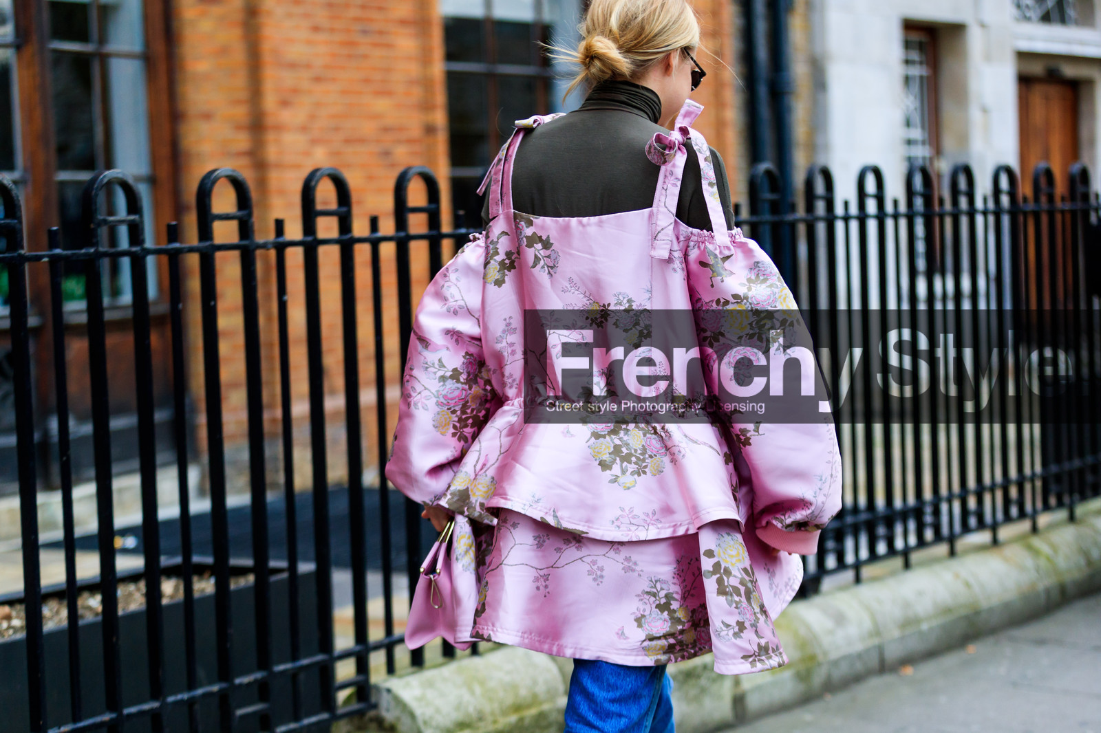 atmosphere details, AUTUMN WINTER 2017-2018, AW 17-18, back detail, blue denim, chloe king, denim pants, detail, FALL WINTER 2017-2018, fashion week, floral, flower, frenchystyle, FW, FW 17-18, green sweater, horizontal, jeans, jonathan paciullo, leather bag, LFW, LONDON, oversize, pink bag, pink dress, printed dress, satin, silk dress, street style, trousers, turtleneck sweater