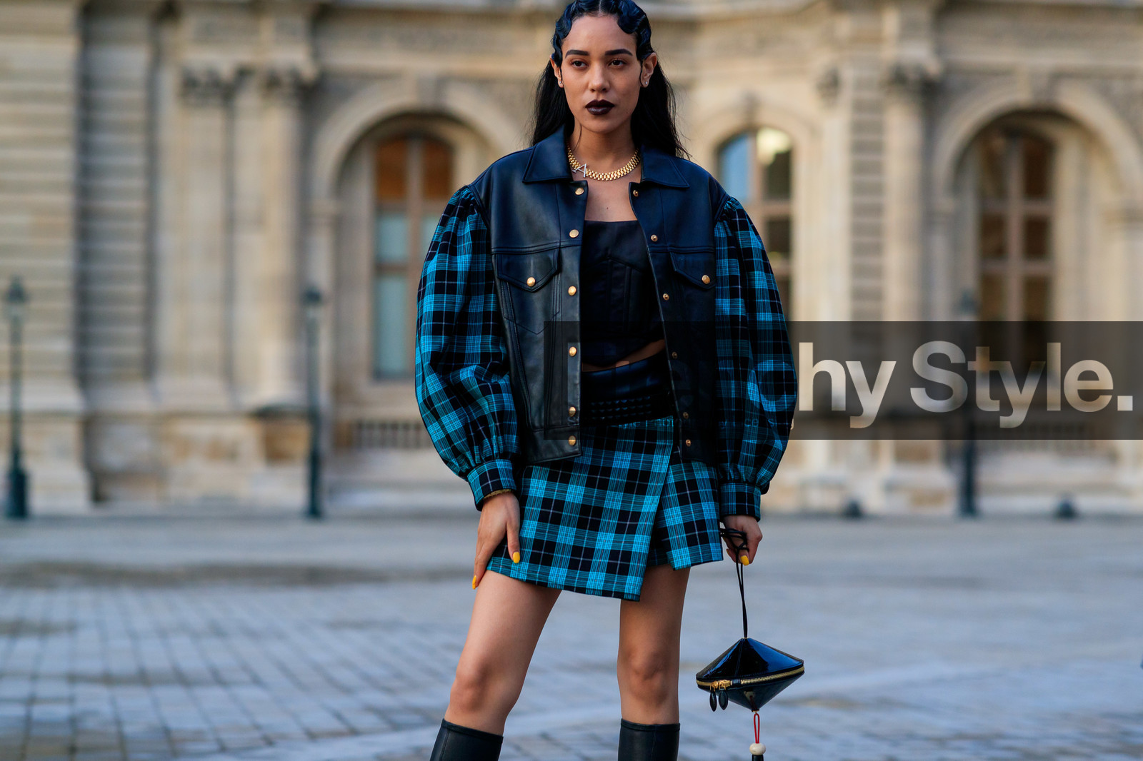 aleali may, black leather jacket, black leather top, black leather skirt, black leather belt, black polish bag, box bag, mini bag, hand bag, geometric shape bag, monogrammed bag, checked jacket, checked skirt, green skirt, green jacket, plaid jacket, plaid skirt, strapless top, mini skirt, cropped top, oversize jacket, louis vuitton bag, louis vuitton jacket, louis vuitton skirt, louis vuitton total look, black lipstick, make up details, make up, golden necklace, letters necklace, PARIS, PFW, SPRING SUMMER 2020, SS 20, fashion week, frenchystyle, FW, jonathan paciullo, street style, horizontal, atmosphere details, detail