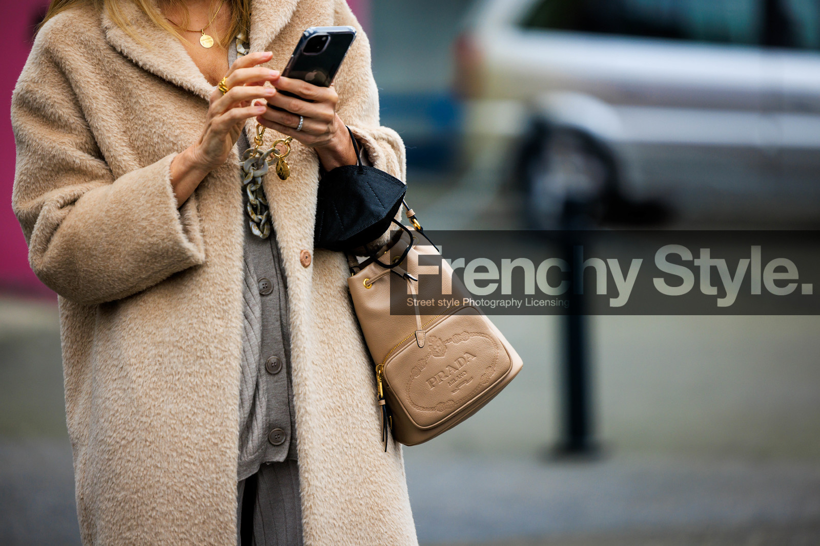 details, prada handbag, leather bag, oatmeal bag, golden necklace, silver ring, golden rings, grey cardigan, oatmeal coat, fluffy coat, iphone, coperni, street style, jonathan paciullo, FW, frenchystyle, fashion week, AUTUMN WINTER 2022-2023, FALL WINTER 2022_2023, FW 22-23, PFW, PARIS, horizontal, atmosphere details, detail