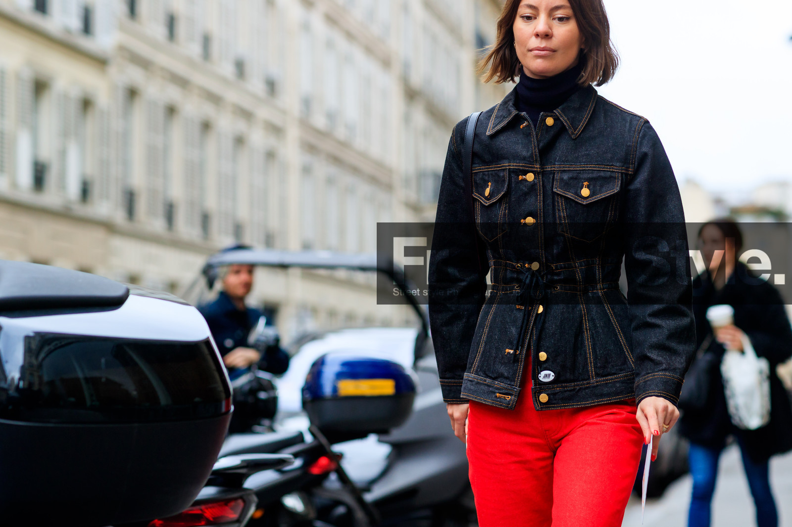 blue denim, denim jacket, red pants, trousers, street style, jonathan paciullo, FW, frenchystyle, fashion week, PFW, PARIS, AUTUMN WINTER 2018-2019, FALL WINTER 2018-2019, FW 18-19, horizontal, atmosphere details, annina mislin