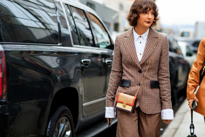 alyssa coscarelli, coach bag, coach jacket, coach suits, coach shirt, white shirt, checked jacket, checked pants, checked suits, black leather jacket, camel leather bag, red leather bag, beige jacket, beige pants, red jacket, red pants, brown jacket, brown pants, brown suits, crossbody bag, golden chain strap bag, fashion week, frenchystyle, FW, jonathan paciullo, street style, NYFW, NEW YORK, AUTUMN WINTER 2020-2021, FALL WINTER 2020-2021, FW 20-21, horizontal, atmosphere details, detail