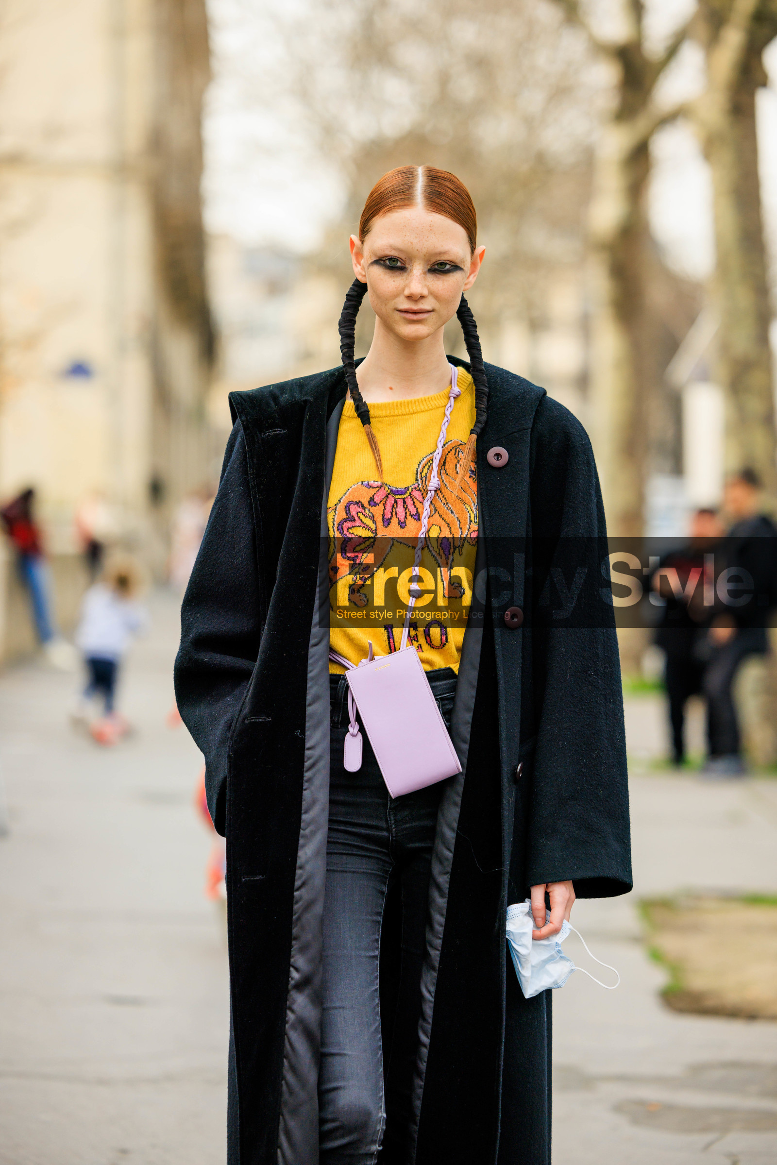 make up, close up, ginger hair, braids, piggy tails, smoky eyes, yellow shirt, printed shirt, leo tshirt, black trench, long trenchcoat, dark denim pants, purple crossbody bag, mini necklace bag, model, fashion week, frenchystyle, FW, jonathan paciullo, street style, AUTUMN WINTER 2022-2023, FALL WINTER 2022_2023, FW 22-23, PFW, PARIS, vertical, detail
