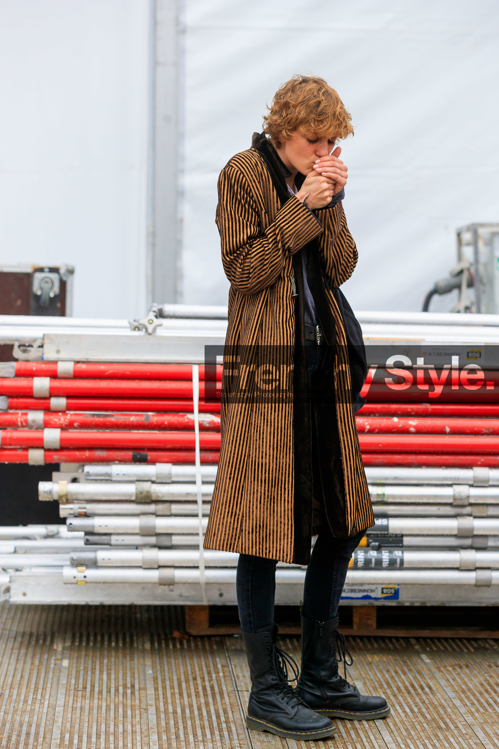 model, striped coat, striped jacket, velvet jacket, velvet coat, yellow jacket, yellow coat, brown jacket, brown coat, long coat, pyjama jacket, pyjama look, black jeans, black leather boots, doc marteens shoes, laced boots, tight jeans, used t-shirt, grey t-shirt, grunge look, fashion week, frenchystyle, FW, jonathan paciullo, street style, SPRING SUMMER 2020, SS 20, PFW, PARIS, vertical, full length