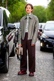 grey jacket, zipped jacket, burgundy pants, flare pants, vintage look, burgundy leather shoes, burgundy leather derbies, burgundy derbies, burgundy polish shoes, burgundy polish derbies, polish shoes, polish derbies, printed top, high collar top, animal print top, beige top, neon green top, beige leather bag, hand bag, box bag, dior bag, dior jacket, dior pants, dior top, dior shoes, dior total look, fashion week, frenchystyle, FW, jonathan paciullo, street style, PFW, PARIS, SPRING SUMMER 2022, SS 22, vertical, full length