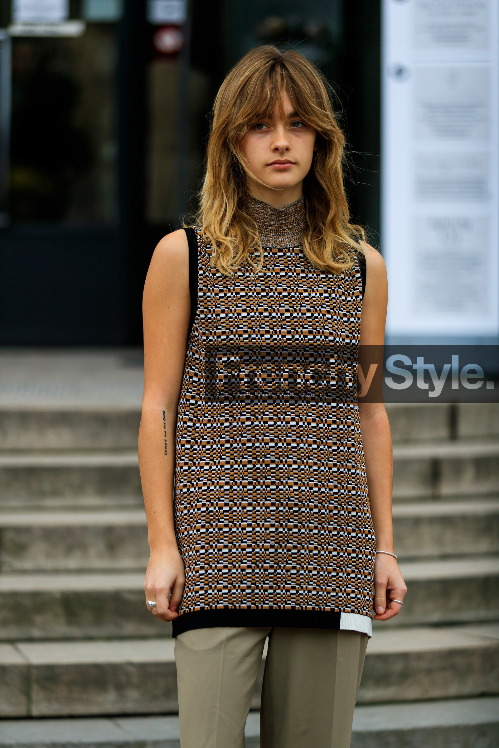 camel pullover, black pullover, white pullover, sleeveless top, sleeveless pullover, knit top, knitwear, turtleneck pullover, turtleneck top, fashion week, frenchystyle, FW, jonathan paciullo, street style, PFW, PARIS, vertical, atmosphere details, detail