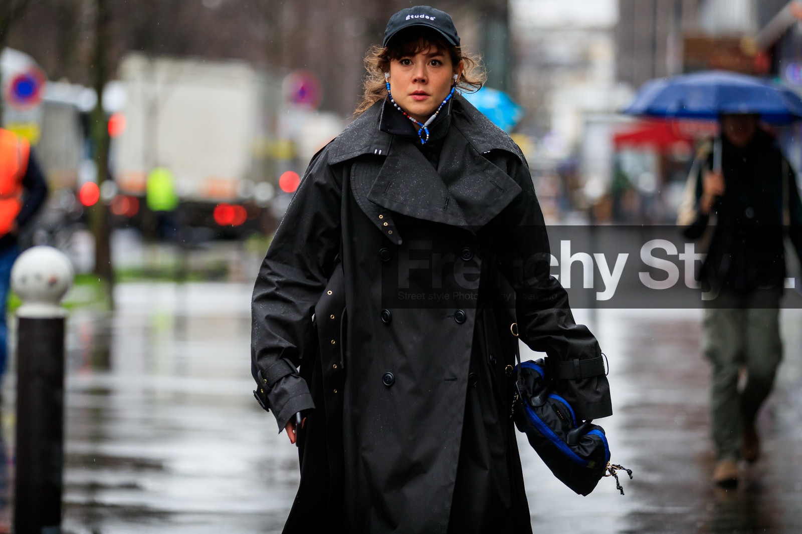 black cap, black trench coat, black bag, oversize trench coat, sacai bag, etudes cap, fashion week, frenchystyle, FW, jonathan paciullo, street style, PFW, PARIS, horizontal, atmosphere details, detail