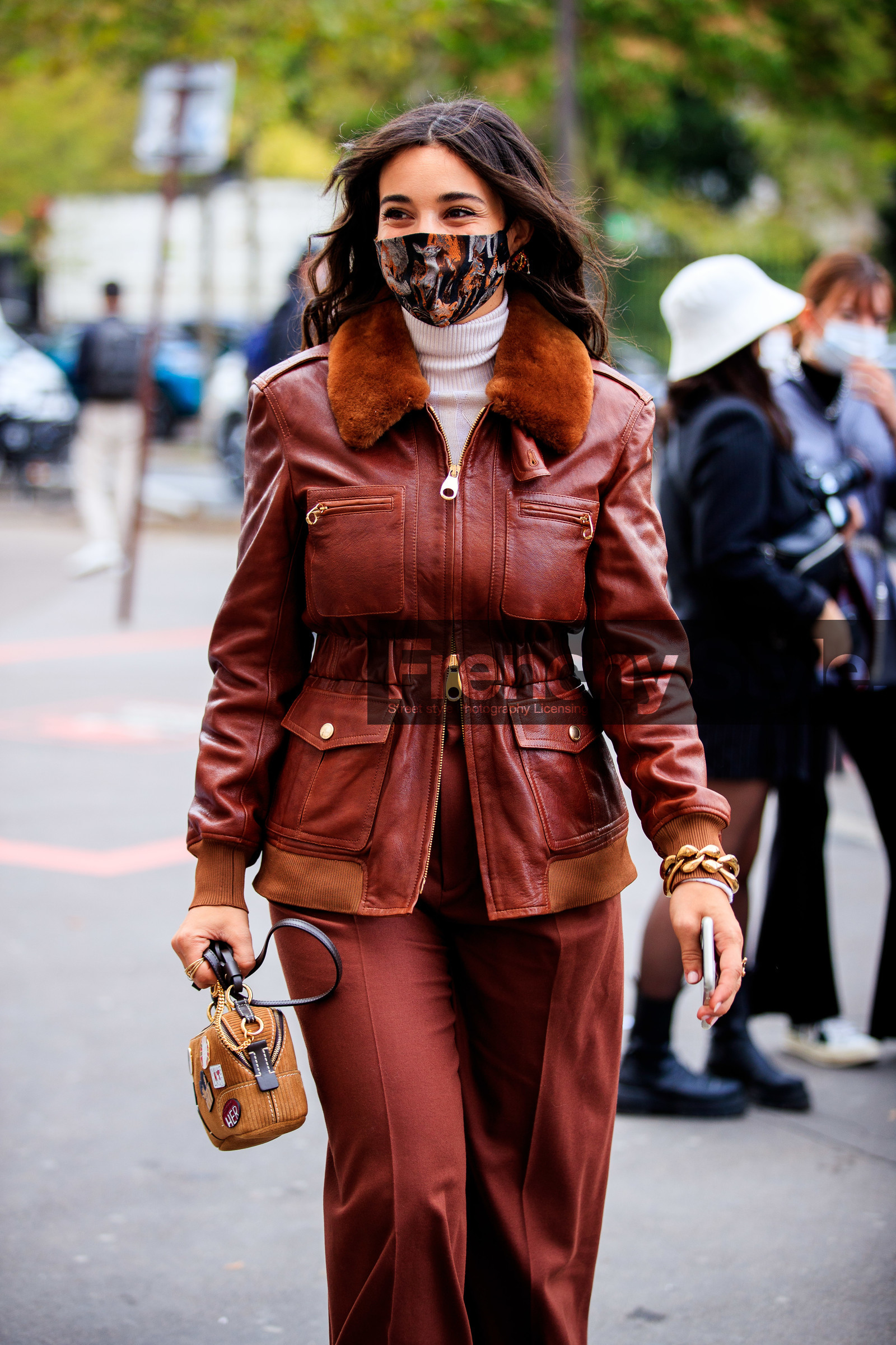 camélia jordana, brown leather coat, brown leather jacket, zipped coat, zipped jacket, collar details, fur coat, fur collar jacket, fur collar coat, fur jacket, brown pants, loose pants, beige bag, velvet bag, corduroy bag, hand bag, embroidered bag, golden bracelet, golden ring, multi rings, big bracelet, big bangle, chloe bracelet, chloe ring, stone ring, white pullover, turtleneck pullover, chloe bag, chloe coat, chloe jacket, chloe look, chloe pants, covid face mask, fashion week, frenchystyle, FW, jonathan paciullo, street style, PFW, PARIS, SPRING SUMMER 2021, SS 21, vertical, full length