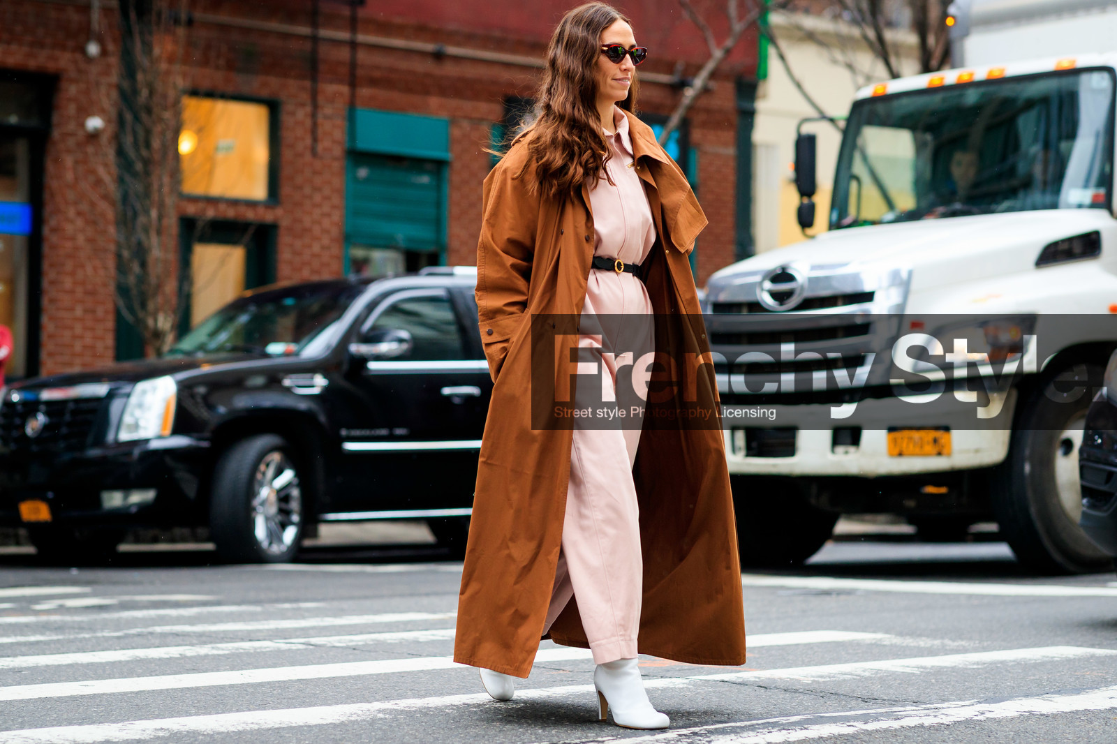 erika boldrin, camel trenchcoat, light pink jumpsuit, belted jumpsuit, white leather boots, high heels boots, black leather belt, scale sunglasses, fashion week, frenchystyle, FW, jonathan paciullo, street style, NYFW, NEW YORK, AUTUMN WINTER 2020-2021, FALL WINTER 2020-2021, FW 20-21, horizontal, atmosphere details, full length