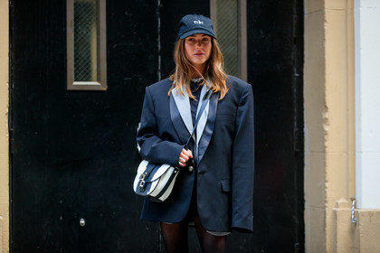 sophia roe, black jacket, black hat, black tights, black shorts, black leather bag, tibi cap, black cap, proenza schouler bag, white leather bag, crossbody bag, grey jacket, oversize jacket, bicolor bag, silvered chain necklace, big necklace, fashion week, frenchystyle, FW, jonathan paciullo, street style, FALL WINTER 2020-2021, AUTUMN WINTER 2020-2021, FW 20-21, horizontal, atmosphere details, detail, NYFW, NEW YORK