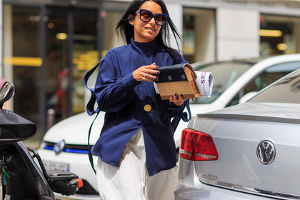 atmosphere details, blue jacket, detail, fashion week, frenchystyle, FW, horizontal, jonathan paciullo, MENSWEAR, PARIS, PFW, SPRING SUMMER 2017, SS 17, street style, sunglasses, trousers, white pants, wood bag, wooden clutch