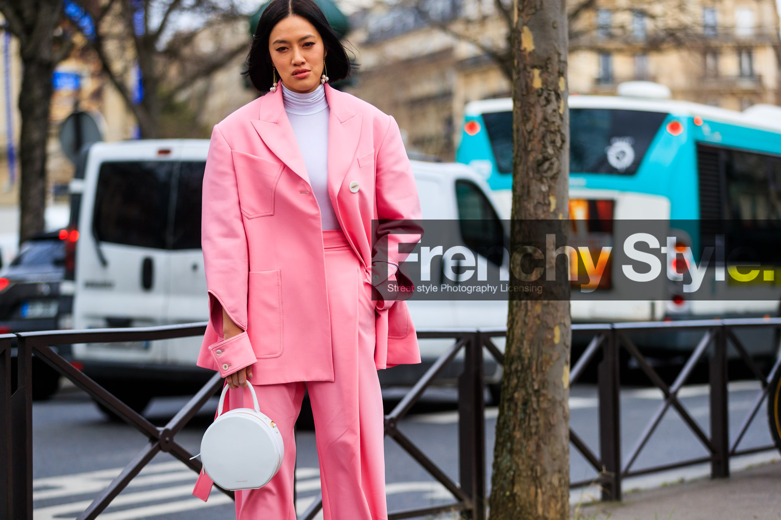 earrings, leather bag, mansur gabriel, pink jacket, pink pants, pink suit, trousers, white bag, white top, street style, jonathan paciullo, FW, frenchystyle, fashion week, PFW, PARIS, AUTUMN WINTER 2018-2019, FALL WINTER 2018-2019, FW 18-19, horizontal, atmosphere details, Tiffany Hsu